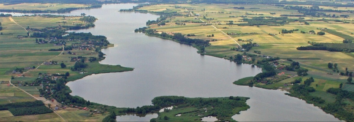Baner wizerunkowy top Gminy Top&oacute;lka - widok z lotu ptaka na Jezioro Głuszyńskie